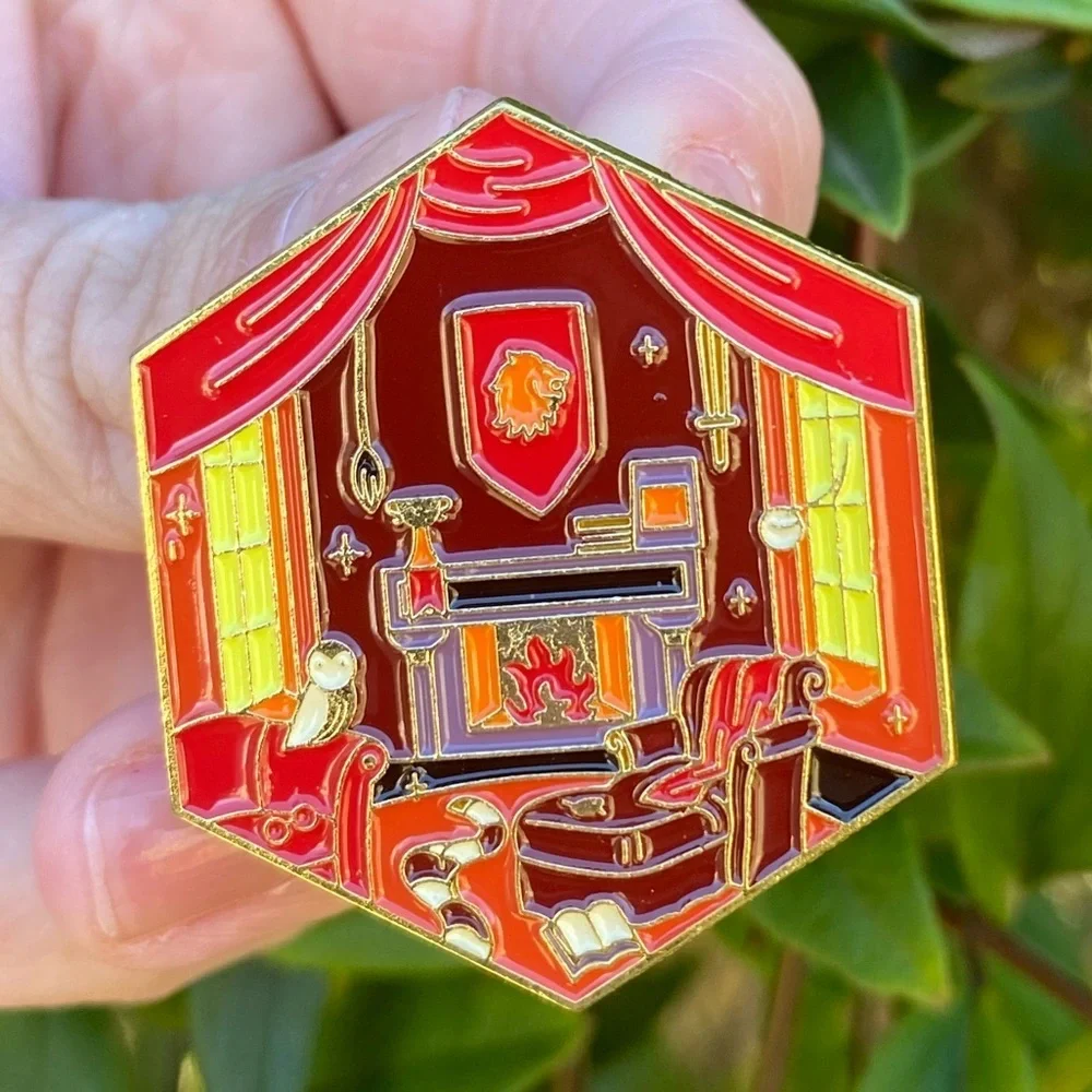 Harry Potter Gryffindor Common room Pin Engraved detailing NWT